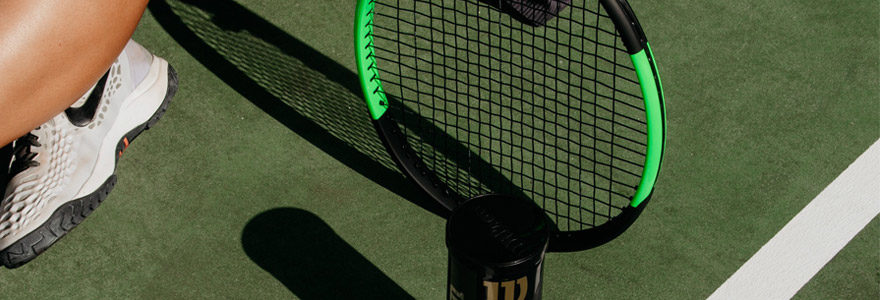 Raquettes et balles de tennis Wilson sur un court de tennis vert